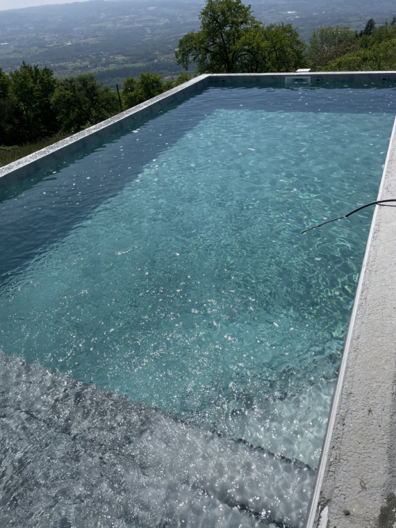 Création d'une piscine semi enterrée en béton à Bonne 